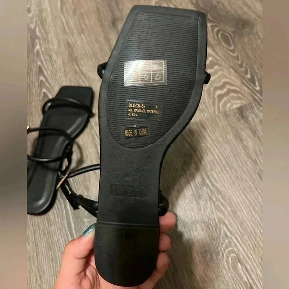 Bamboo Women’s Black Strappy Sandals. NWOT. Size 7 - Picture 4 of 4